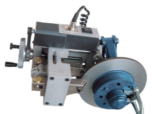 Máy tiện láng đĩa phanh trên xe TD 302