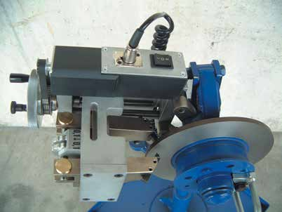 Máy tiện láng đĩa phanh trên xe TD 302
