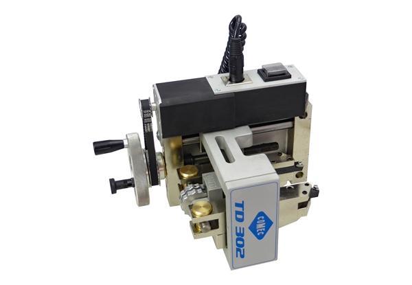 Máy tiện láng đĩa phanh trên xe TD 302